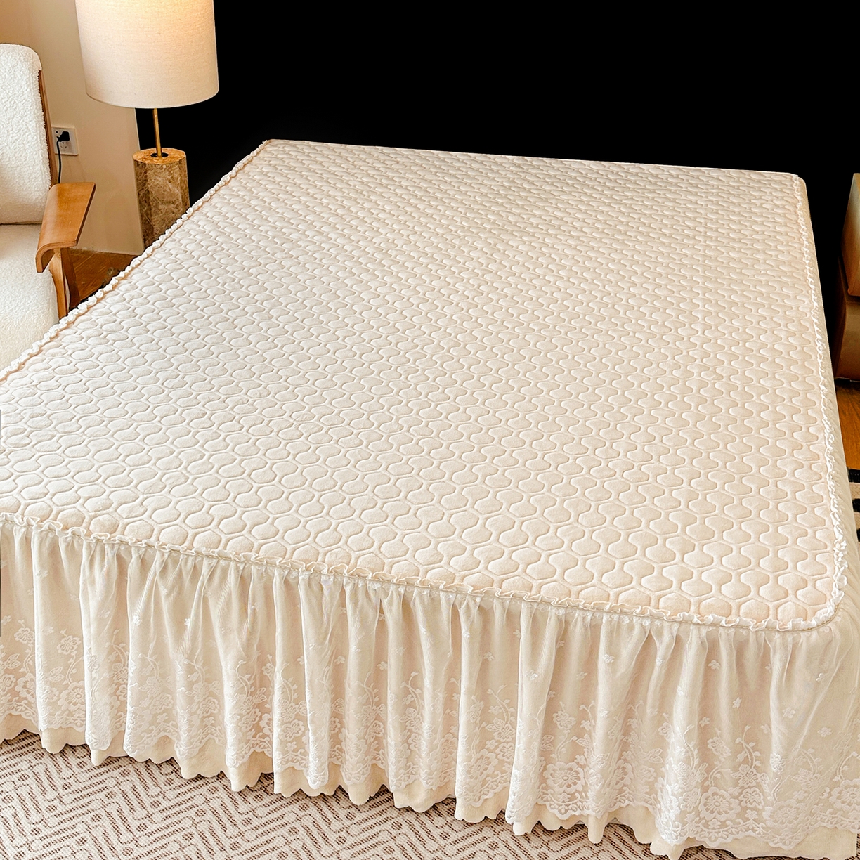 91家纺网 家纺一手货源 找家纺 民新家纺 2025新款牛奶绒夹棉床裙三件套 浪漫时光-浅米黄