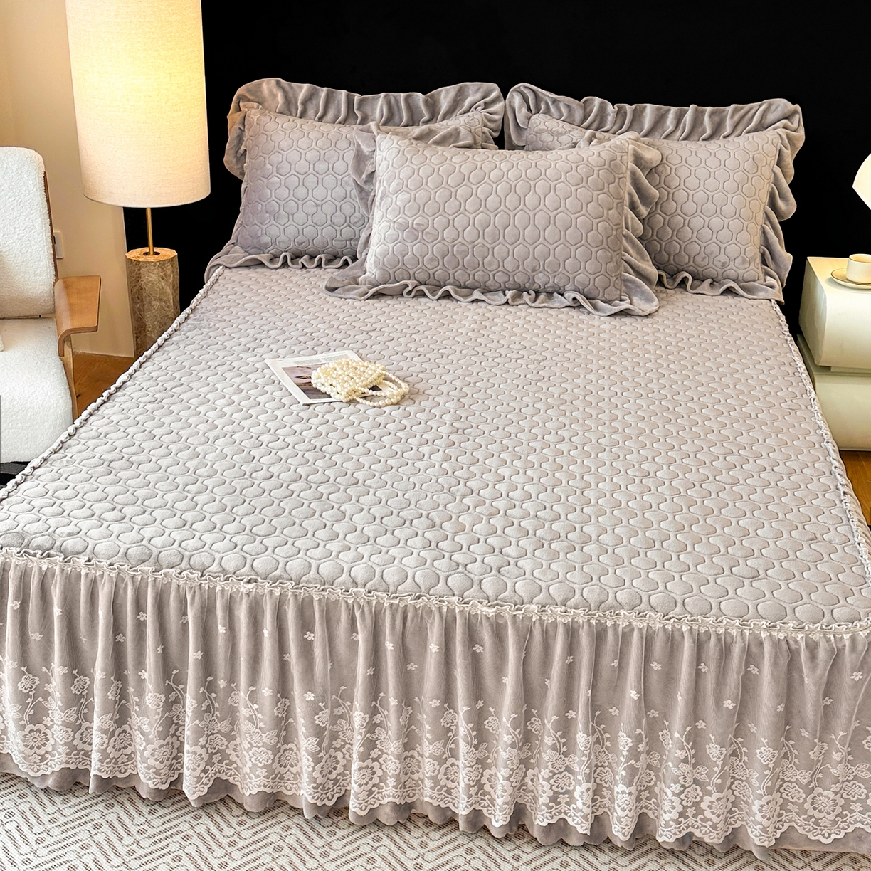 91家纺网 家纺一手货源 找家纺 民新家纺 2025新款牛奶绒夹棉床裙三件套 浪漫时光-灰