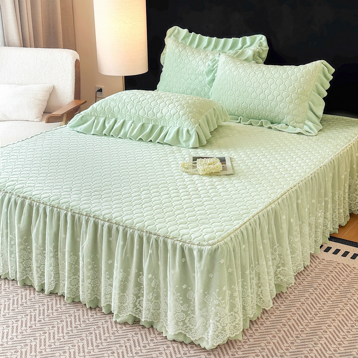 91家纺网 家纺一手货源 找家纺 民新家纺 2025新款牛奶绒夹棉床裙三件套 浪漫时光-浅绿