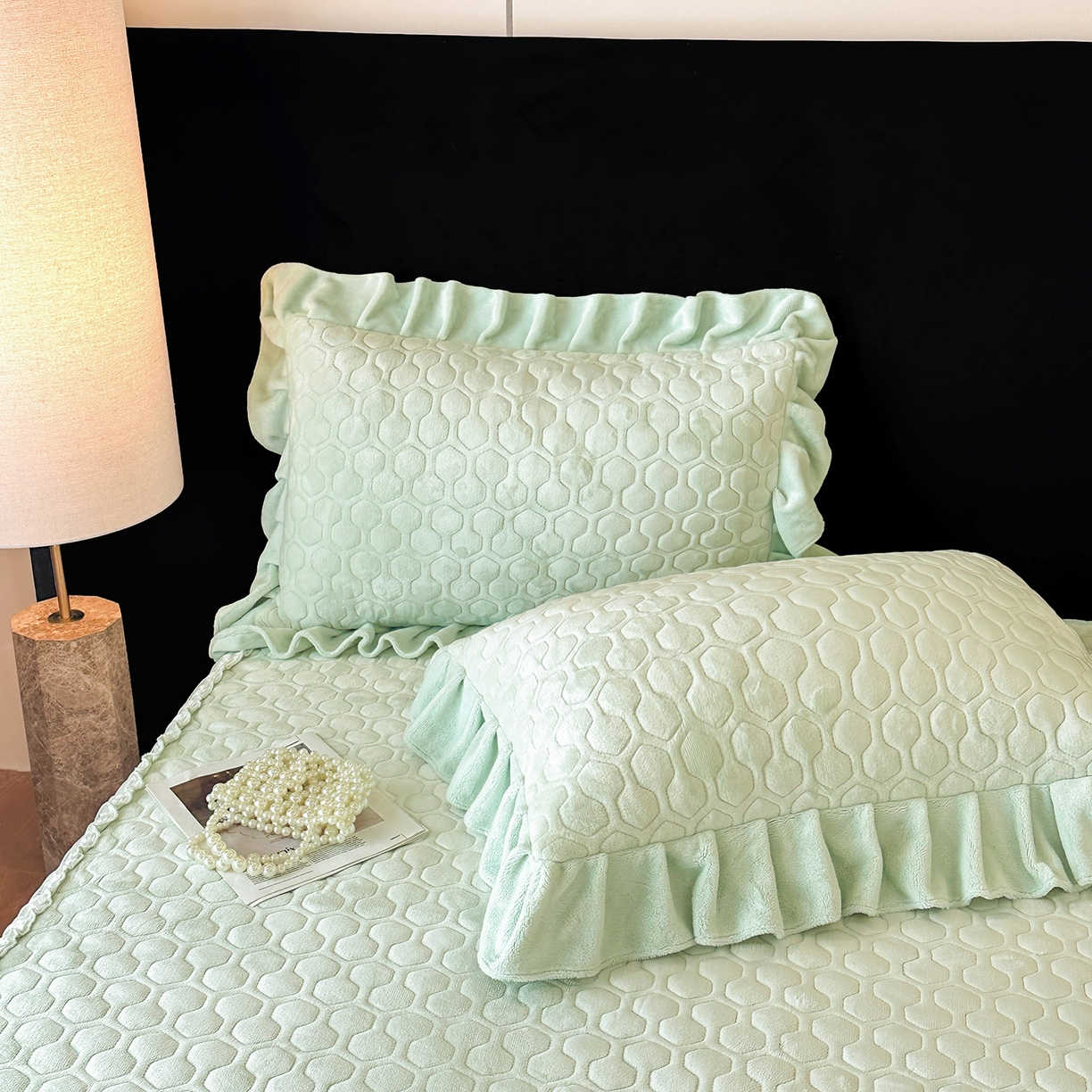 91家纺网 家纺一手货源 找家纺 民新家纺 2025新款牛奶绒夹棉床裙三件套 浪漫时光-浅绿