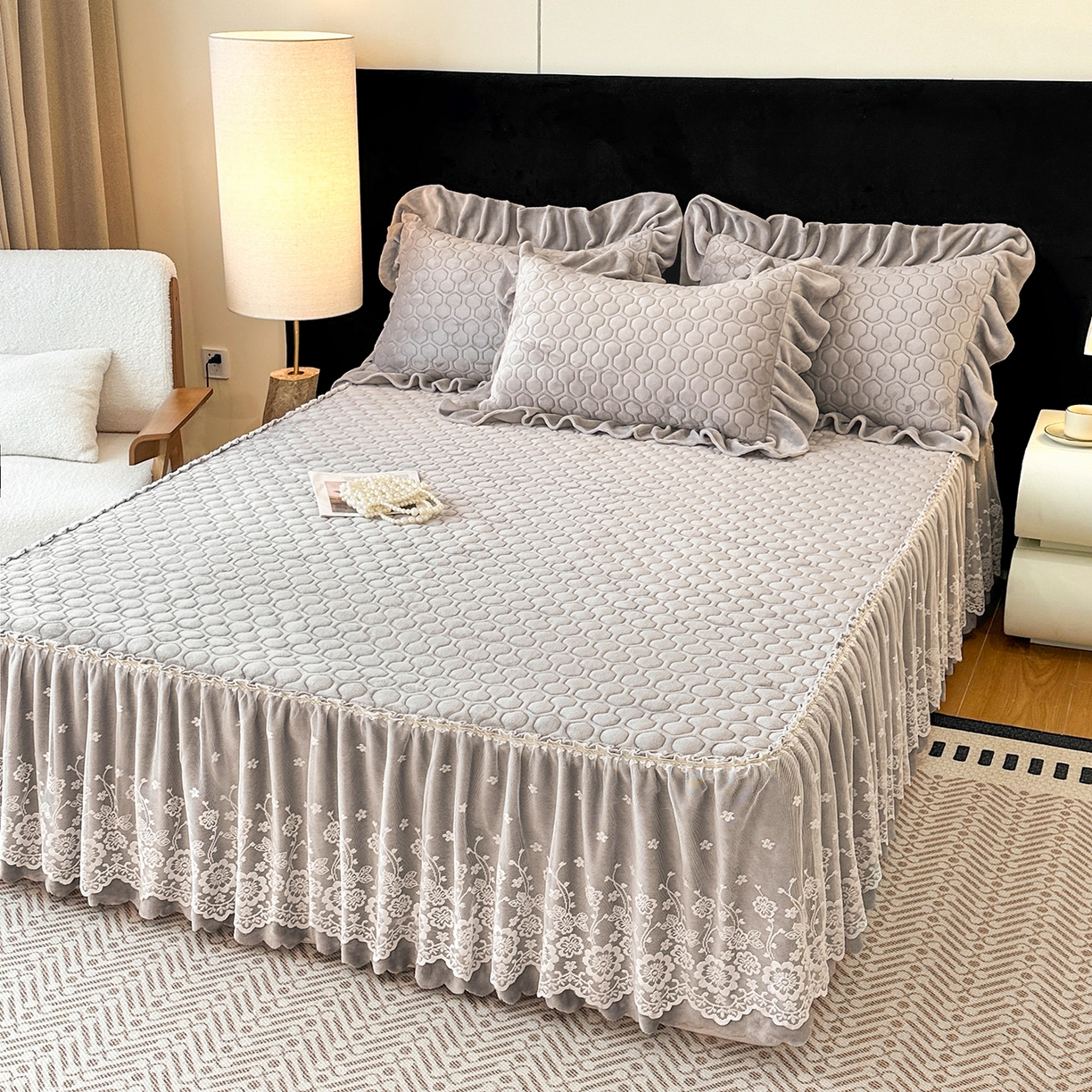 91家纺网 家纺一手货源 找家纺 民新家纺 2025新款牛奶绒夹棉床裙三件套 浪漫时光-灰