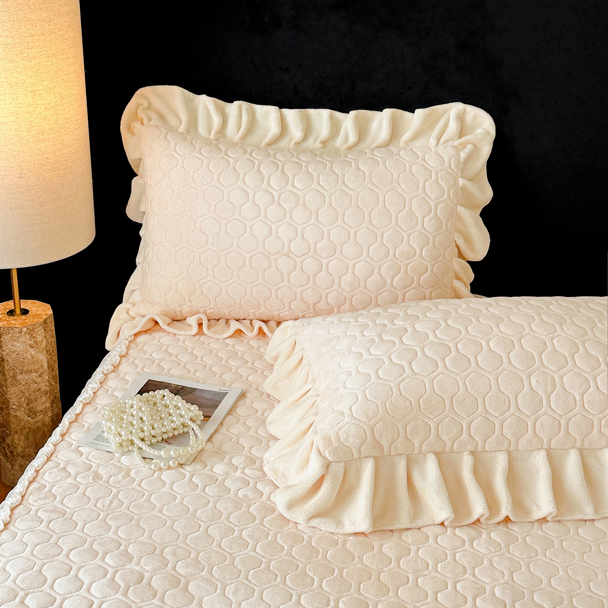 91家纺网 家纺一手货源 找家纺 民新家纺 2025新款牛奶绒夹棉床裙三件套 浪漫时光-浅米黄