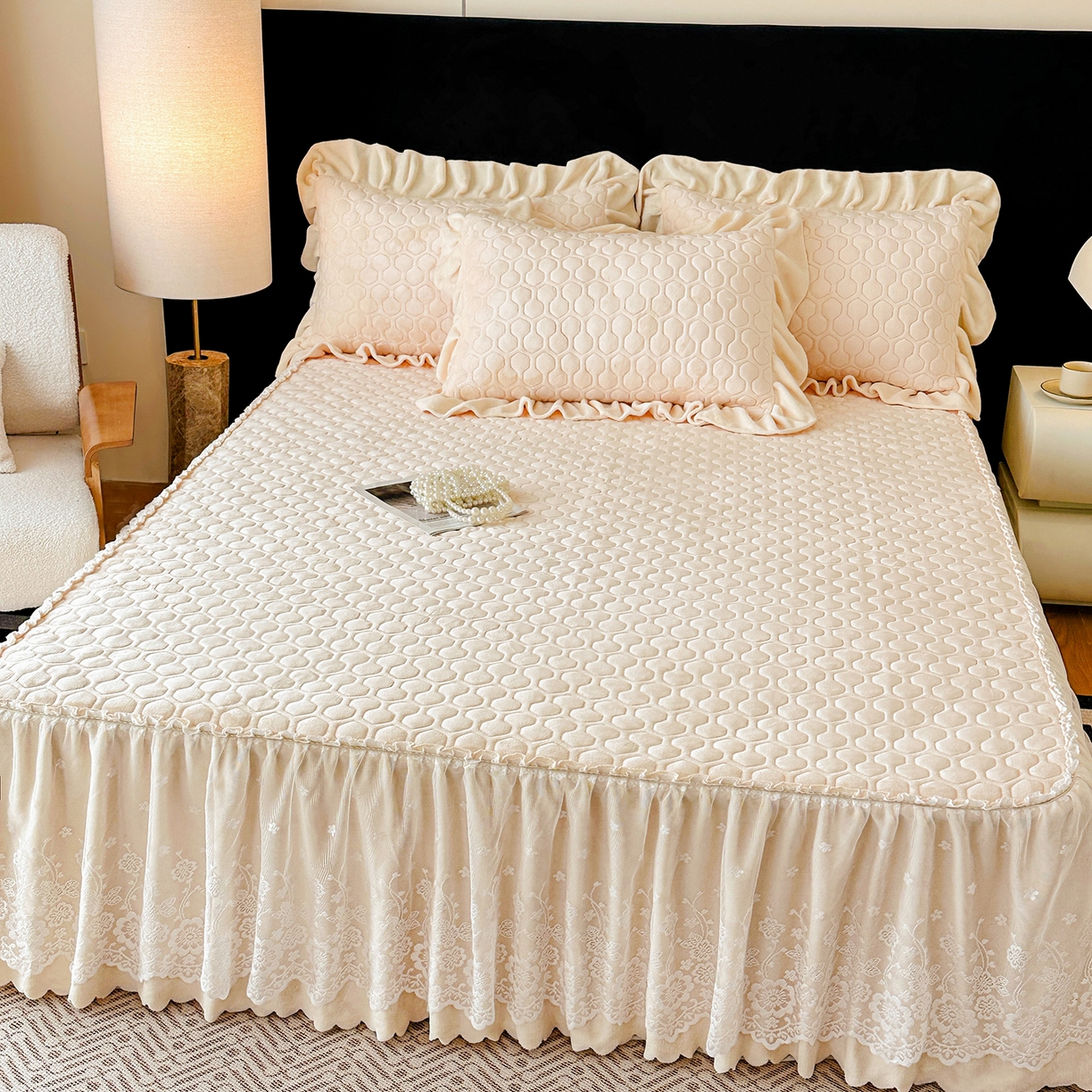 91家纺网 家纺一手货源 找家纺 民新家纺 2025新款牛奶绒夹棉床裙三件套 浪漫时光-浅米黄