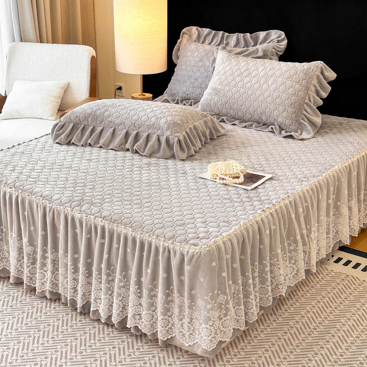 91家纺网 家纺一手货源 找家纺 民新家纺 2025新款牛奶绒夹棉床裙三件套 浪漫时光-灰