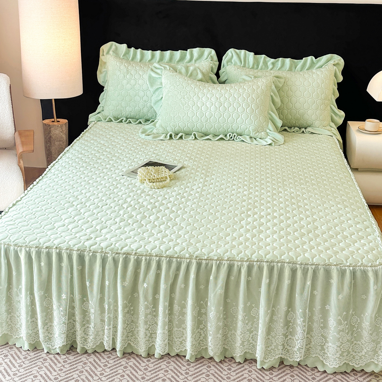 91家纺网 家纺一手货源 找家纺 民新家纺 2025新款牛奶绒夹棉床裙三件套 浪漫时光-浅绿