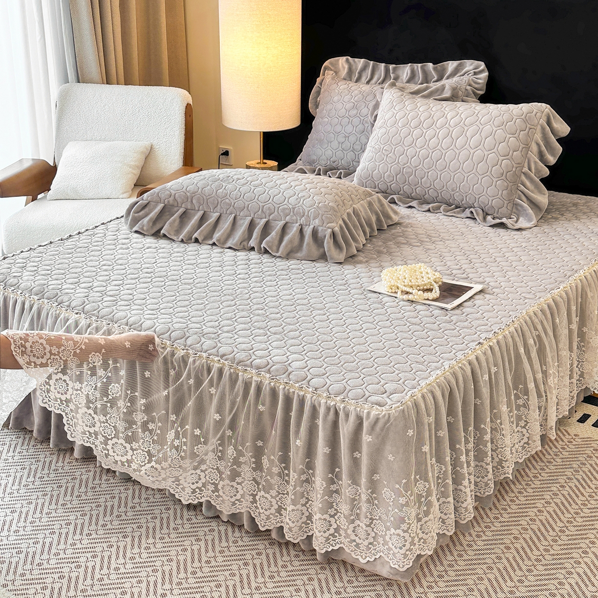 91家纺网 家纺一手货源 找家纺 民新家纺 2025新款牛奶绒夹棉床裙三件套 浪漫时光-灰