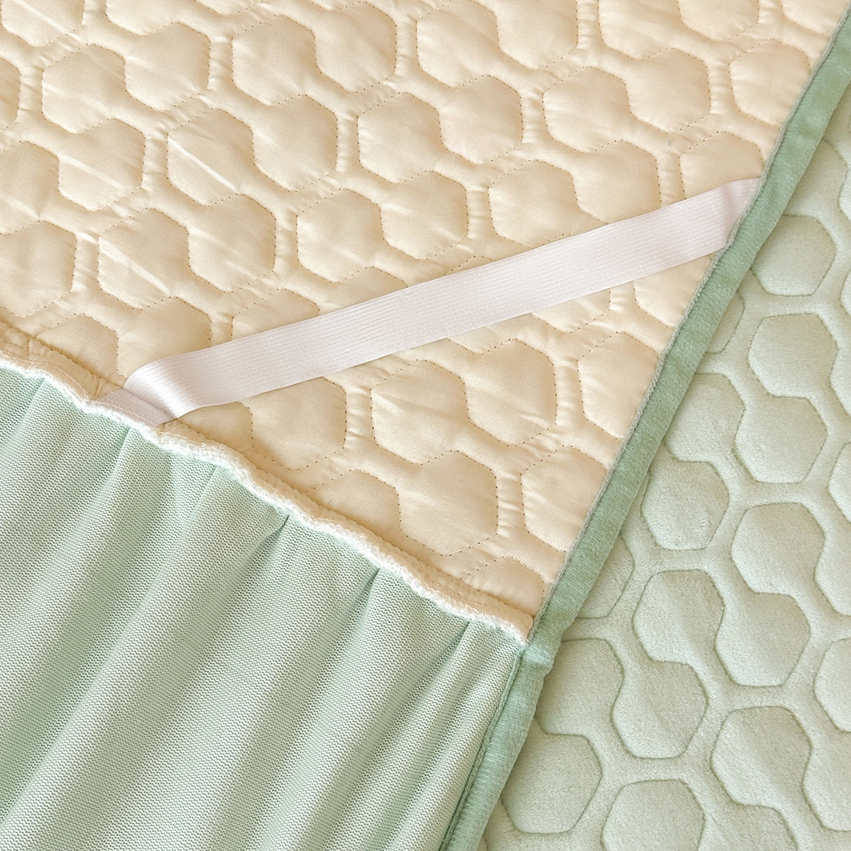 91家纺网 家纺一手货源 找家纺 民新家纺 2025新款牛奶绒夹棉床裙三件套 浪漫时光-浅绿