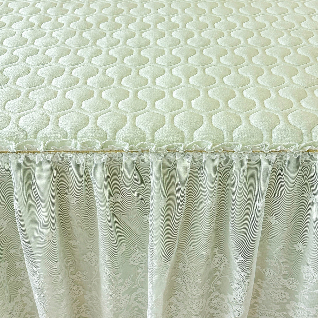 91家纺网 家纺一手货源 找家纺 民新家纺 2025新款牛奶绒夹棉床裙三件套 浪漫时光-浅绿