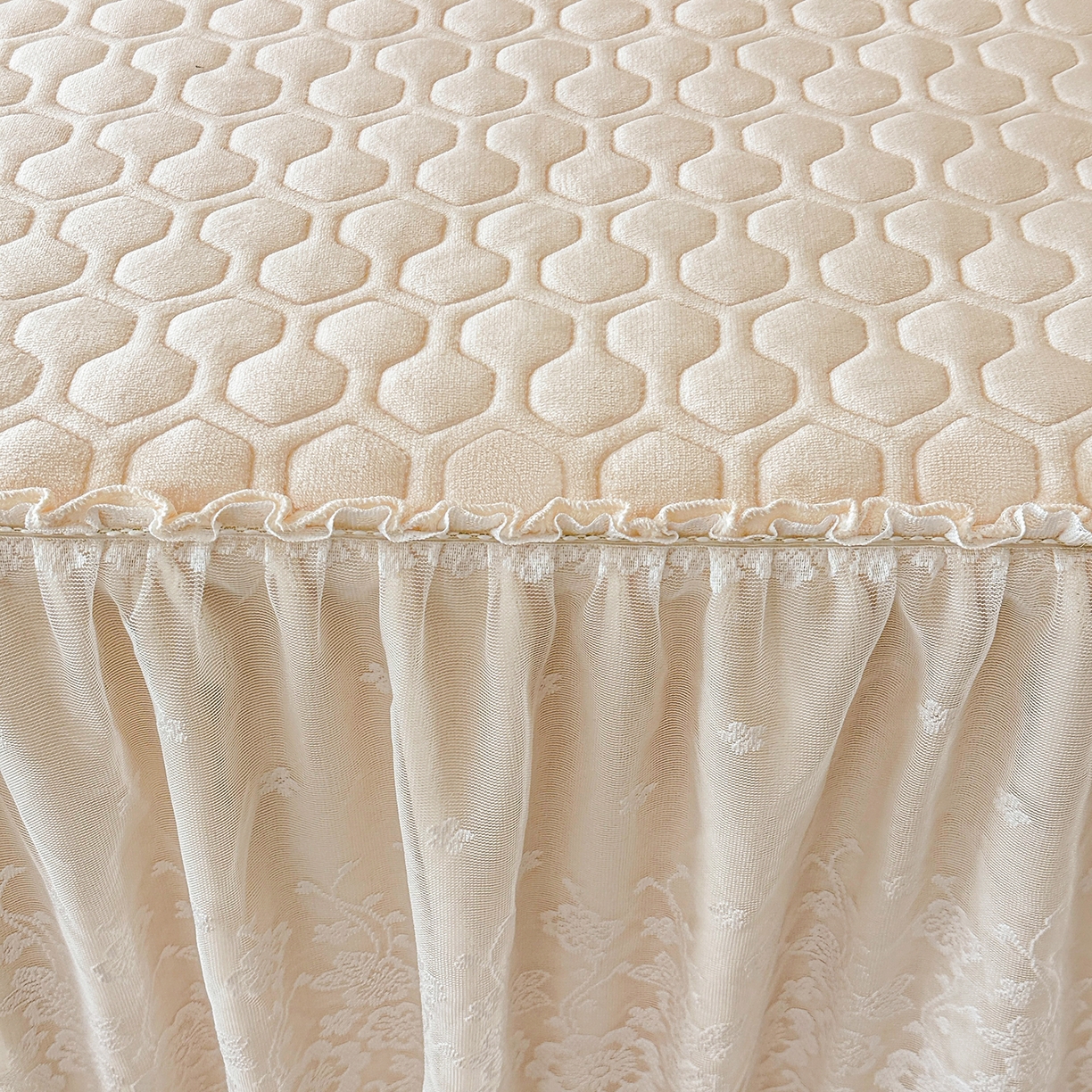 91家纺网 家纺一手货源 找家纺 民新家纺 2025新款牛奶绒夹棉床裙三件套 浪漫时光-浅米黄