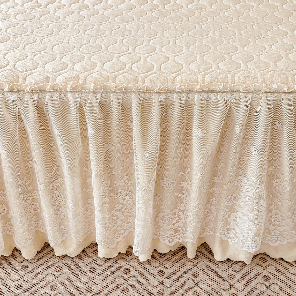 91家纺网 家纺一手货源 找家纺 民新家纺 2025新款牛奶绒夹棉床裙三件套 浪漫时光-浅米黄