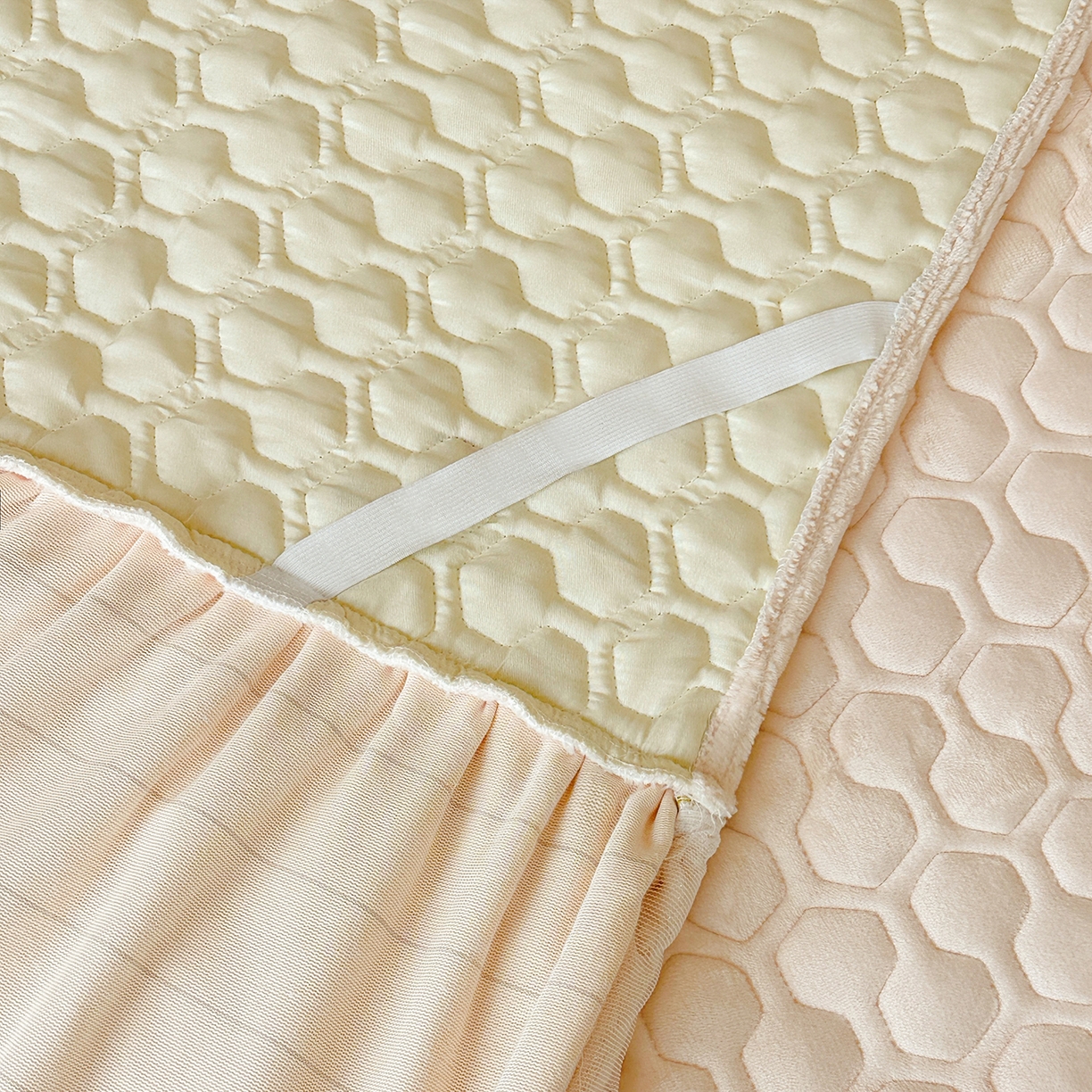 91家纺网 家纺一手货源 找家纺 民新家纺 2025新款牛奶绒夹棉床裙三件套 浪漫时光-浅米黄