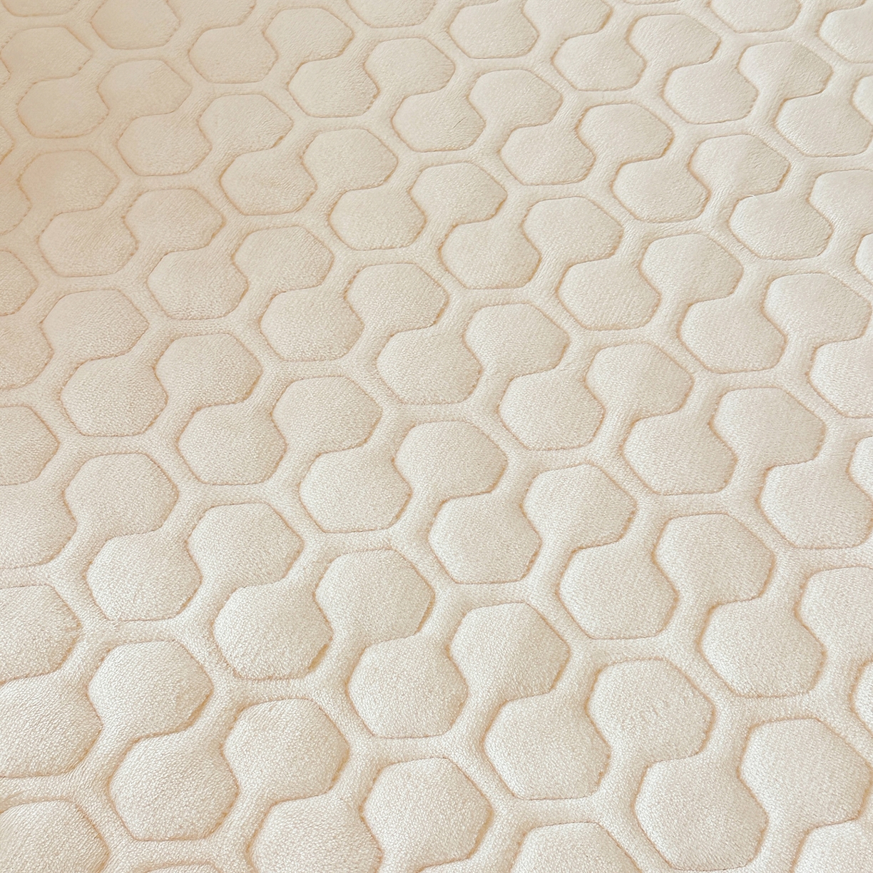 91家纺网 家纺一手货源 找家纺 民新家纺 2025新款牛奶绒夹棉床裙三件套 浪漫时光-浅米黄