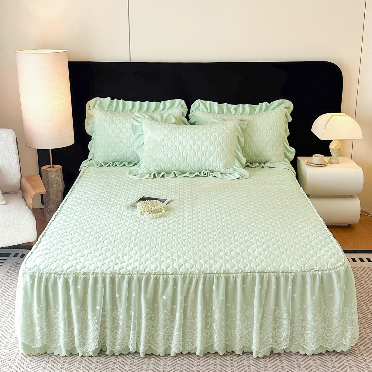 91家纺网 家纺一手货源 找家纺 民新家纺 2025新款牛奶绒夹棉床裙三件套 浪漫时光-浅绿