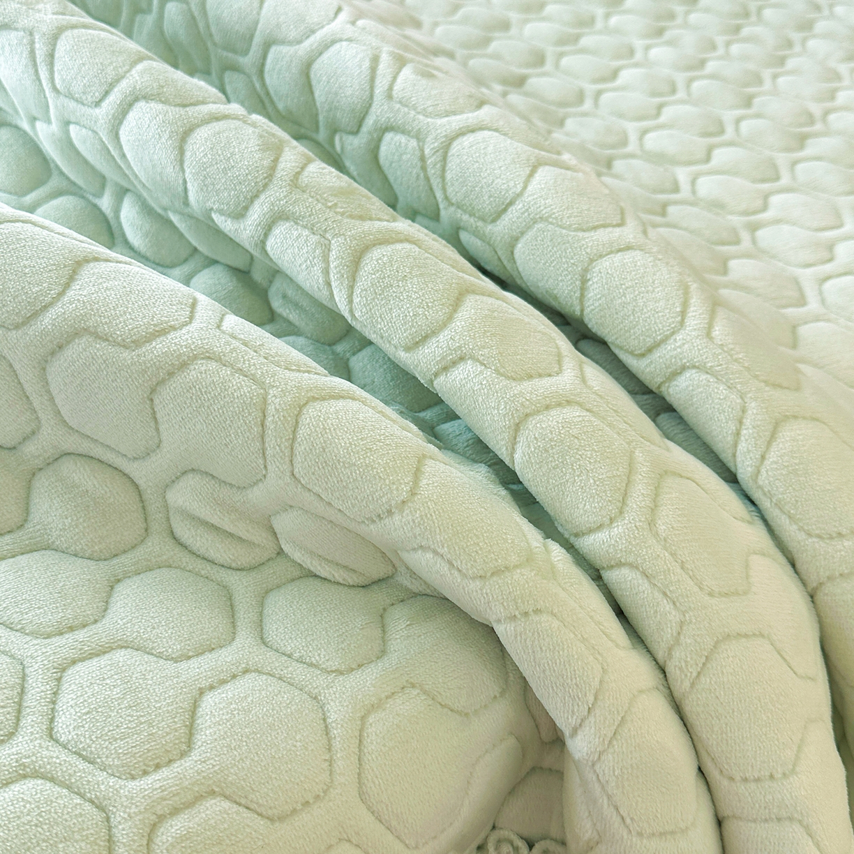 91家纺网 家纺一手货源 找家纺 民新家纺 2025新款牛奶绒夹棉床裙三件套 浪漫时光-浅绿