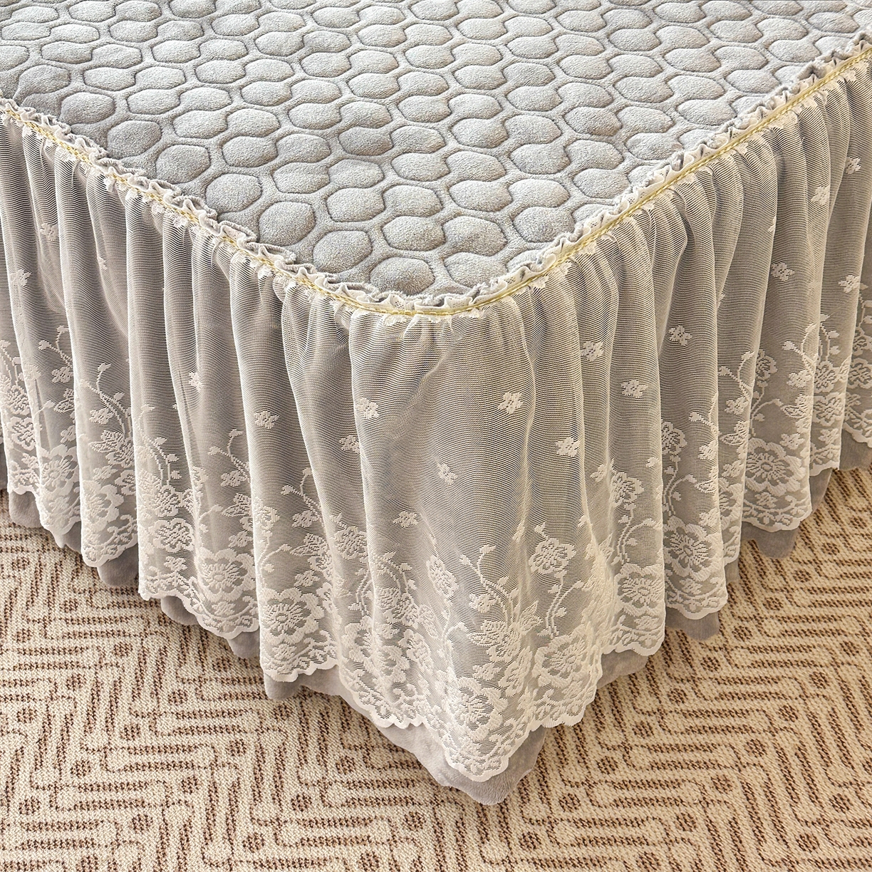 91家纺网 家纺一手货源 找家纺 民新家纺 2025新款牛奶绒夹棉床裙三件套 浪漫时光-灰