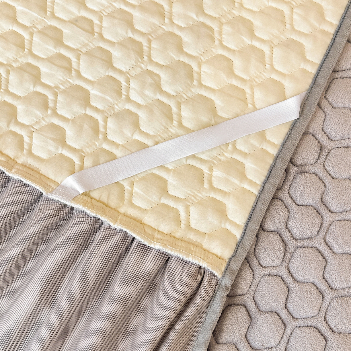 91家纺网 家纺一手货源 找家纺 民新家纺 2025新款牛奶绒夹棉床裙三件套 浪漫时光-灰