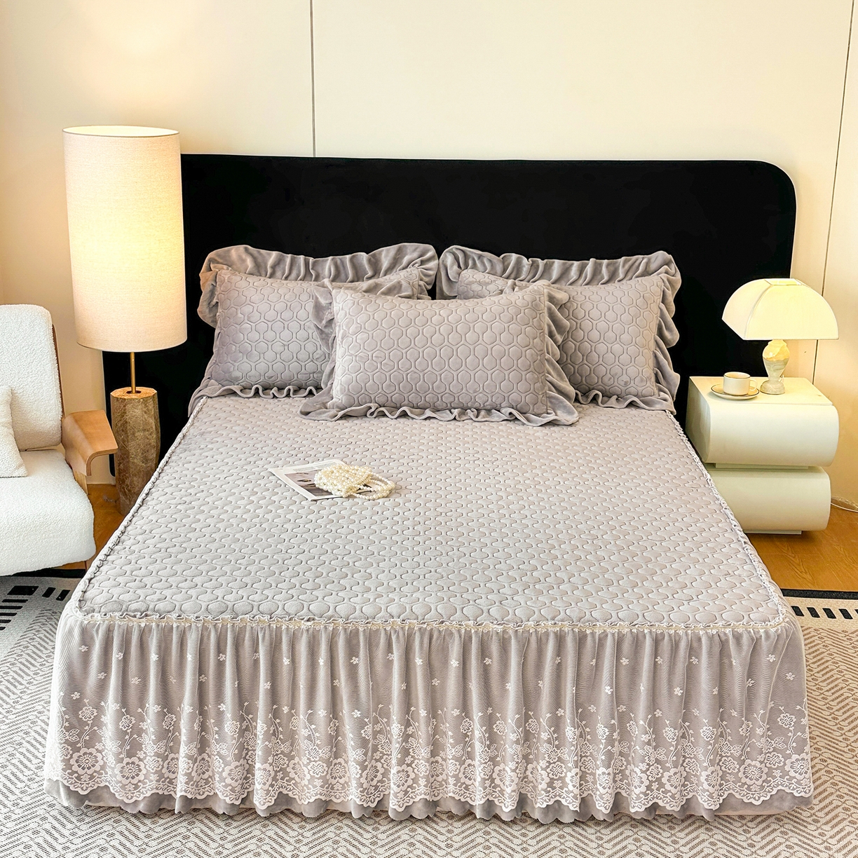 91家纺网 家纺一手货源 找家纺 民新家纺 2025新款牛奶绒夹棉床裙三件套 浪漫时光-灰