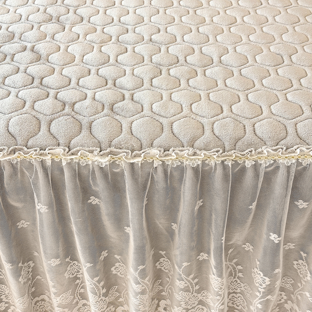 91家纺网 家纺一手货源 找家纺 民新家纺 2025新款牛奶绒夹棉床裙三件套 浪漫时光-灰