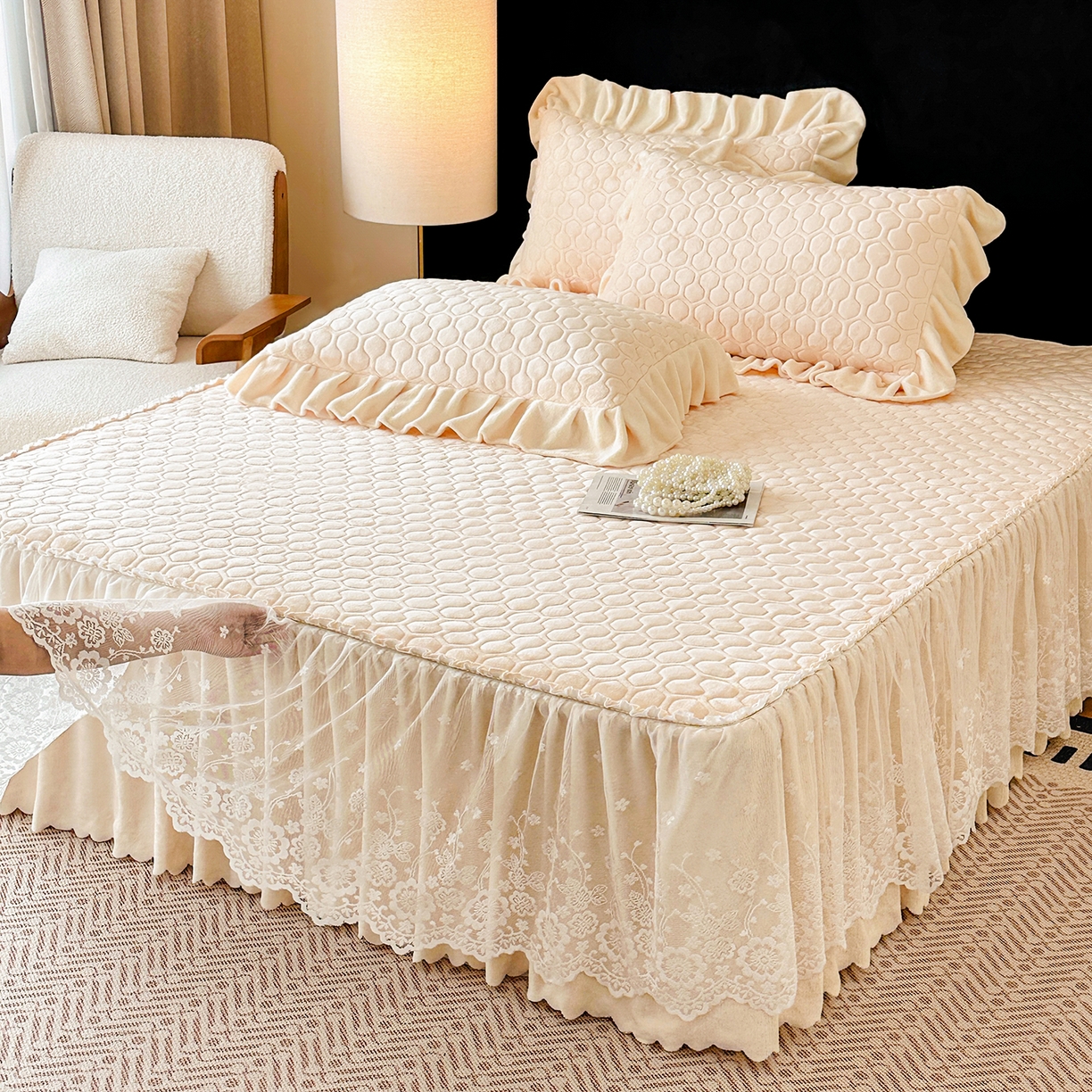 91家纺网 家纺一手货源 找家纺 民新家纺 2025新款牛奶绒夹棉床裙三件套 浪漫时光-浅米黄