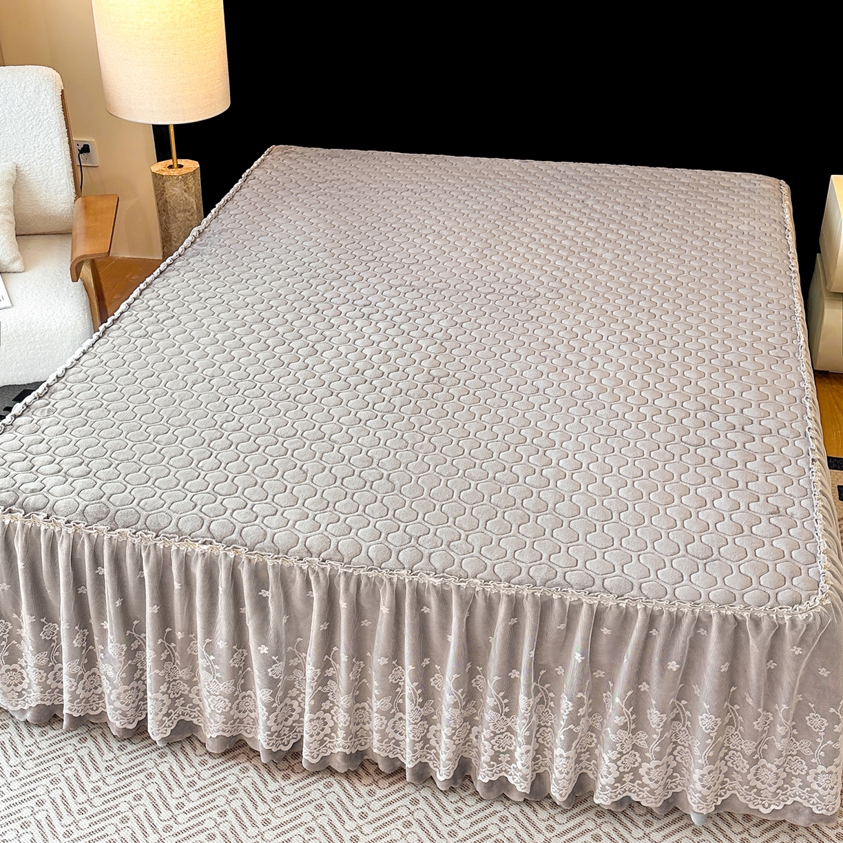 91家纺网 家纺一手货源 找家纺 民新家纺 2025新款牛奶绒夹棉床裙三件套 浪漫时光-灰