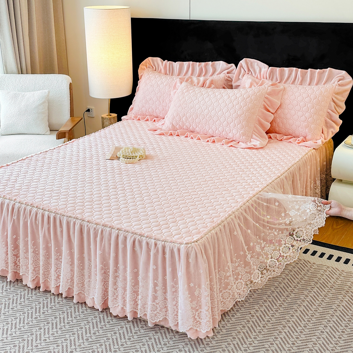 91家纺网 家纺一手货源 找家纺 （总）民新家纺 2025新款牛奶绒夹棉床裙三件套