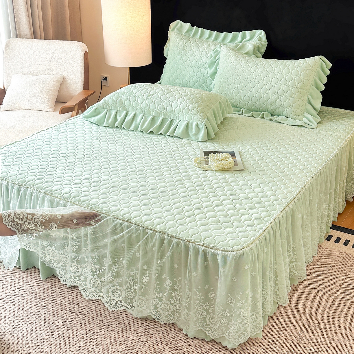 91家纺网 家纺一手货源 找家纺 民新家纺 2025新款牛奶绒夹棉床裙三件套 浪漫时光-浅绿