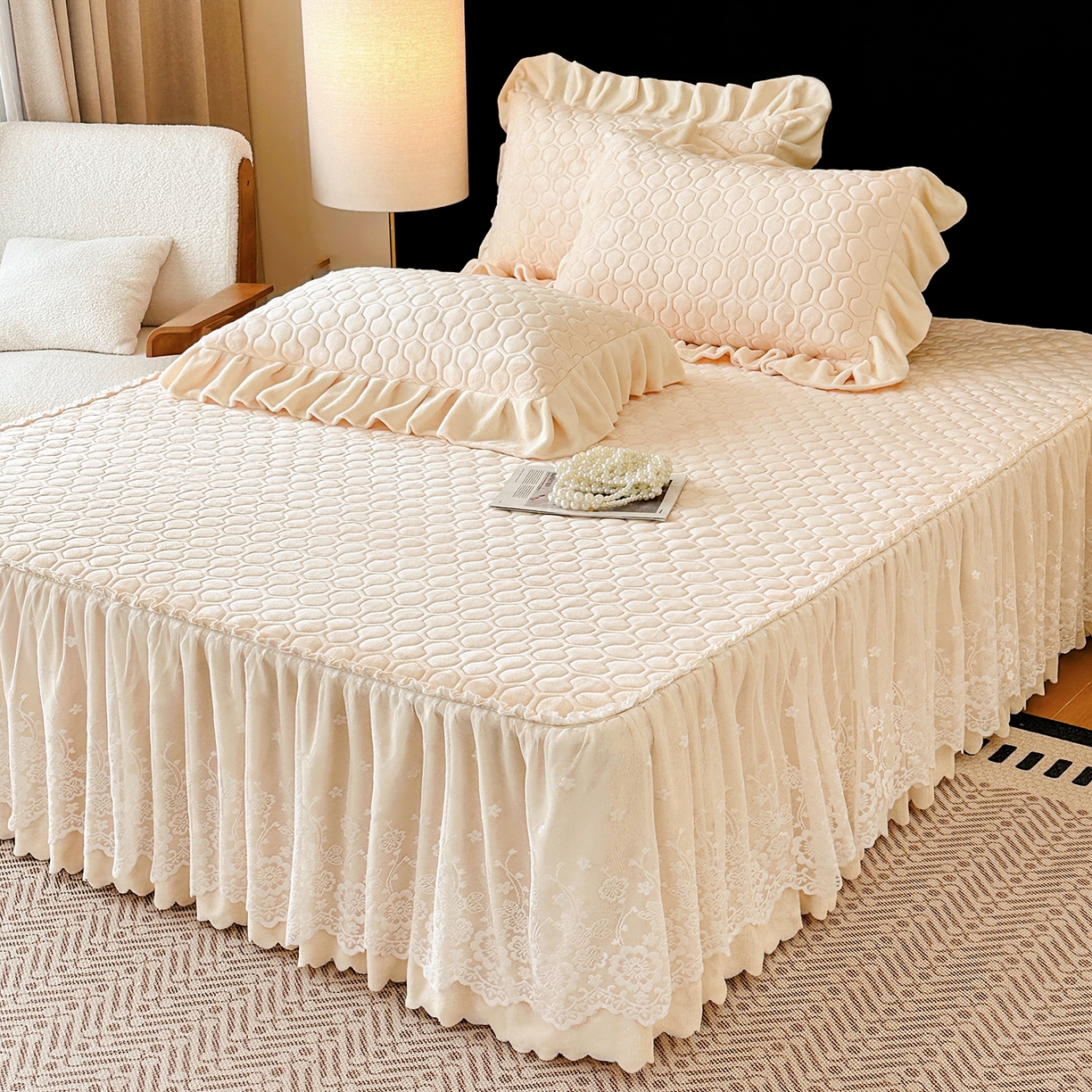 91家纺网 家纺一手货源 找家纺 民新家纺 2025新款牛奶绒夹棉床裙三件套 浪漫时光-浅米黄