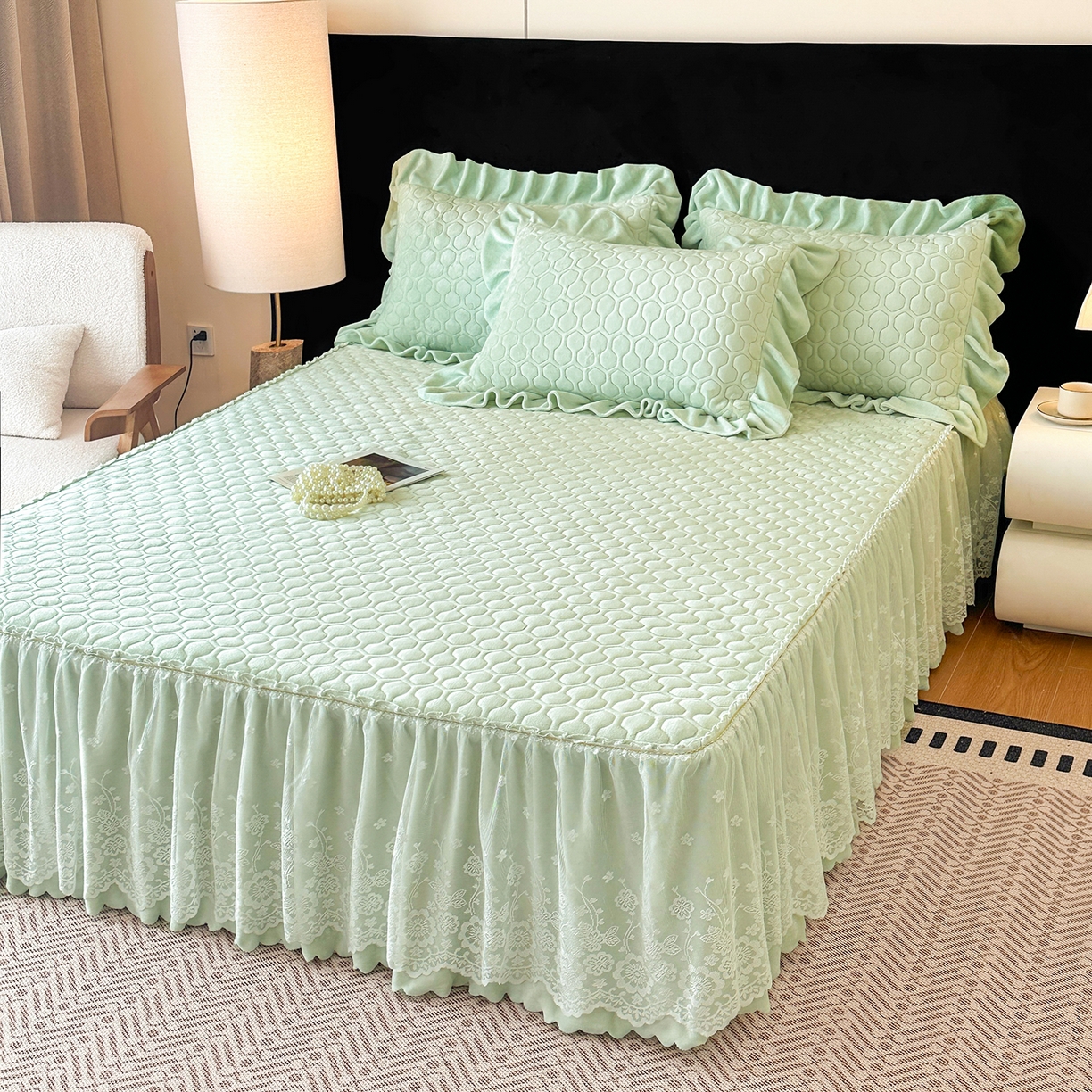 91家纺网 家纺一手货源 找家纺 民新家纺 2025新款牛奶绒夹棉床裙三件套 浪漫时光-浅绿