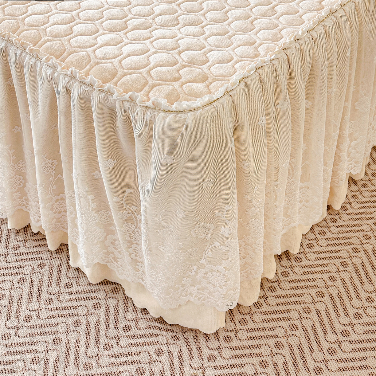 91家纺网 家纺一手货源 找家纺 民新家纺 2025新款牛奶绒夹棉床裙三件套 浪漫时光-浅米黄