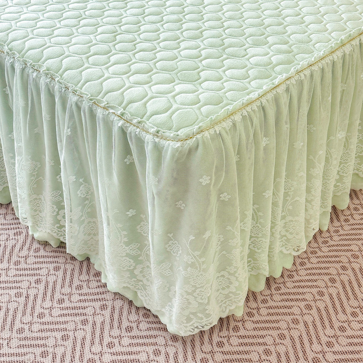 91家纺网 家纺一手货源 找家纺 民新家纺 2025新款牛奶绒夹棉床裙三件套 浪漫时光-浅绿