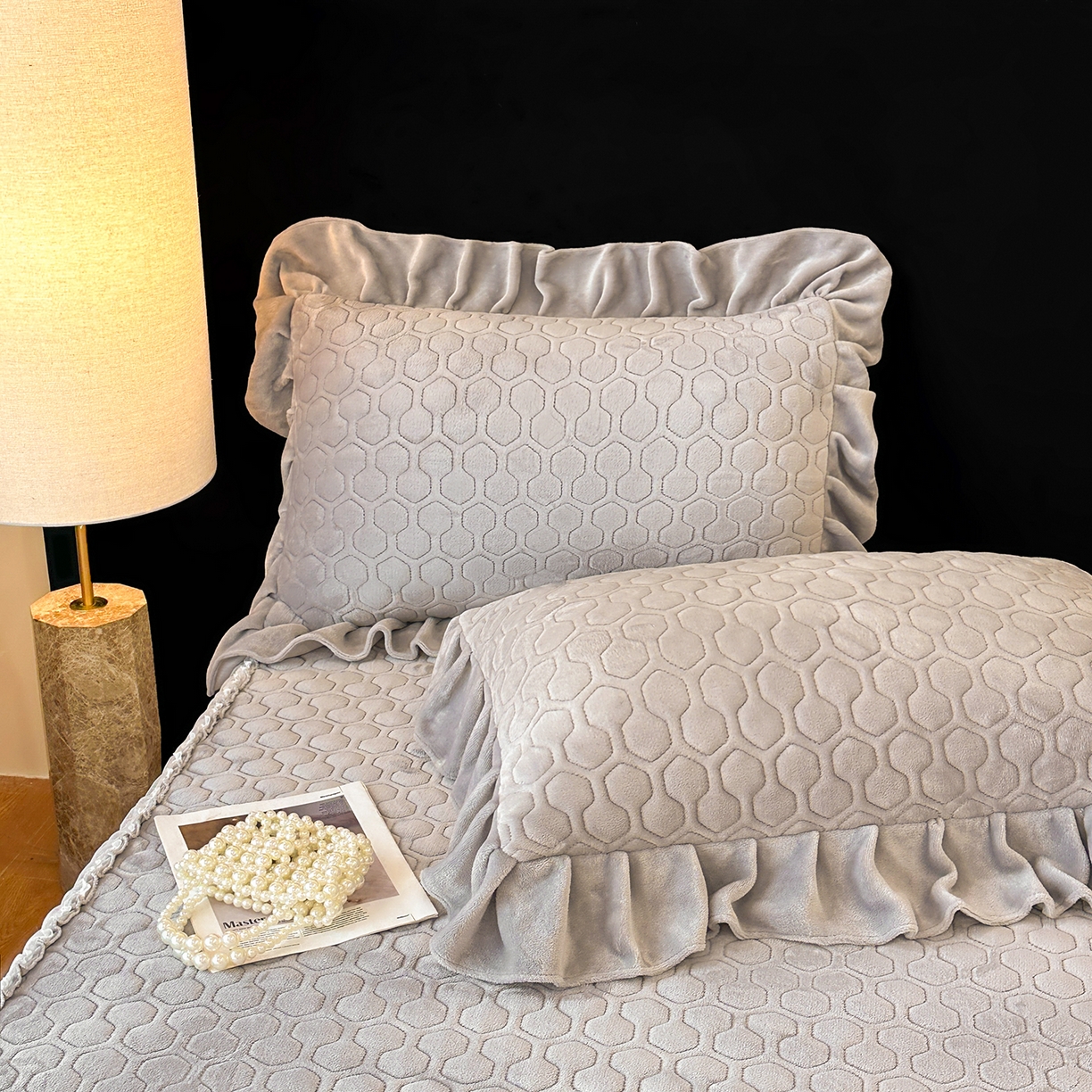 91家纺网 家纺一手货源 找家纺 民新家纺 2025新款牛奶绒夹棉床裙三件套 浪漫时光-灰