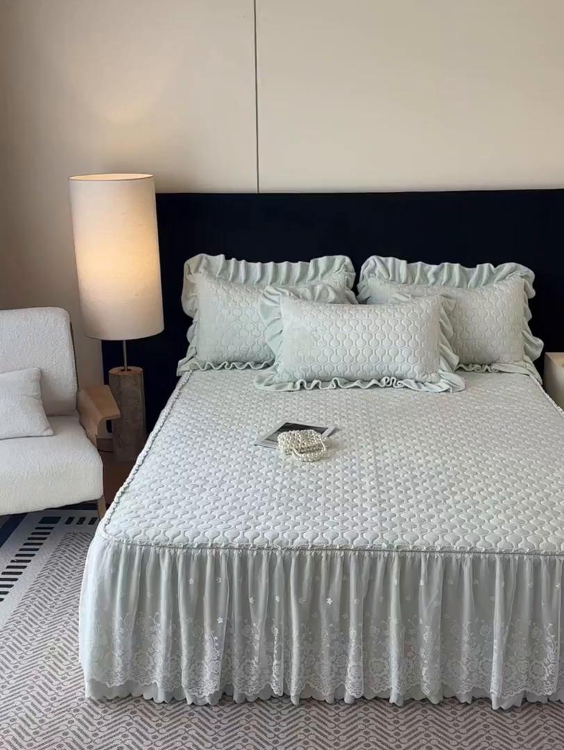 91家纺网 家纺一手货源 找家纺 民新家纺 2025新款牛奶绒夹棉床裙三件套 浪漫时光-浅绿