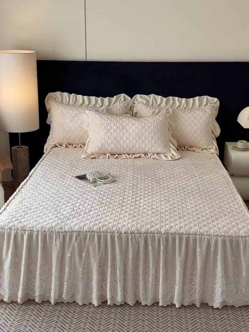 91家纺网 家纺一手货源 找家纺 民新家纺 2025新款牛奶绒夹棉床裙三件套 浪漫时光-浅米黄