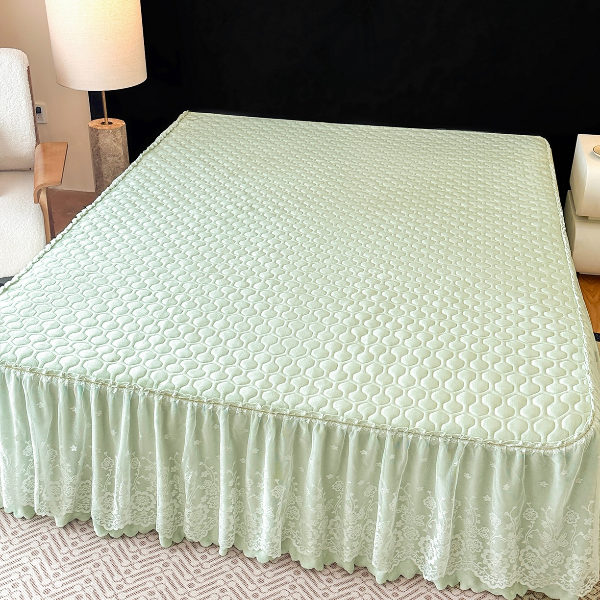 91家纺网 家纺一手货源 找家纺 民新家纺 2025新款牛奶绒夹棉床裙三件套 浪漫时光-浅绿