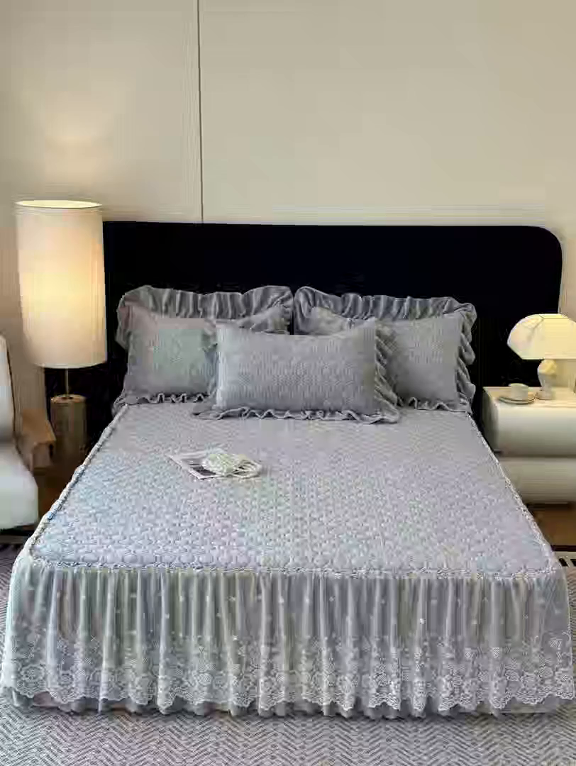 91家纺网 家纺一手货源 找家纺 民新家纺 2025新款牛奶绒夹棉床裙三件套 浪漫时光-灰