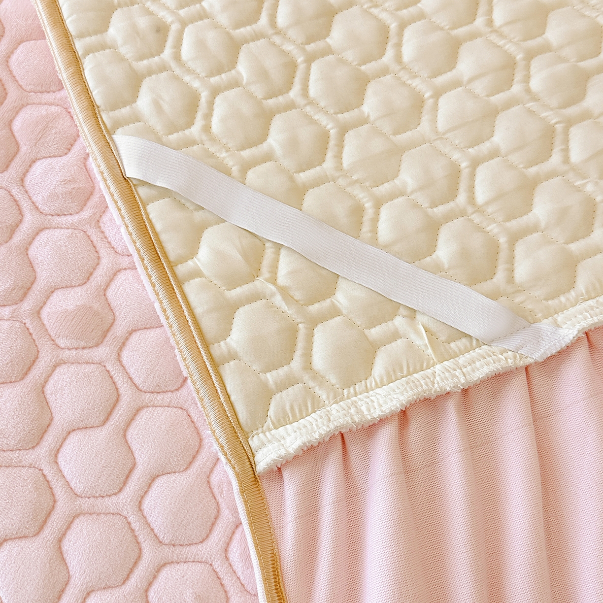 91家纺网 家纺一手货源 找家纺 民新家纺 2025新款牛奶绒夹棉床裙三件套 浪漫时光-浅粉