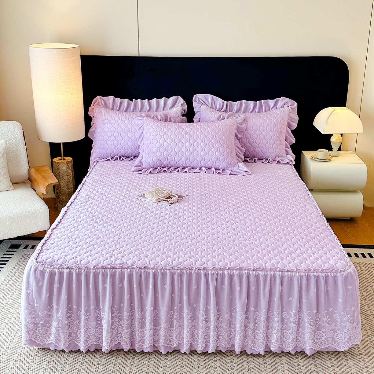 91家纺网 家纺一手货源 找家纺 民新家纺 2025新款牛奶绒夹棉床裙三件套 浪漫时光-浅紫