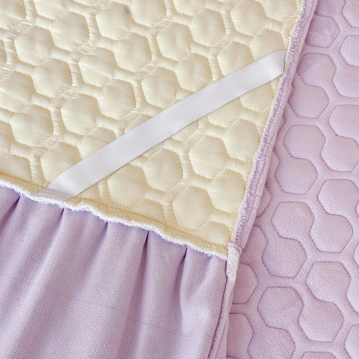 91家纺网 家纺一手货源 找家纺 民新家纺 2025新款牛奶绒夹棉床裙三件套 浪漫时光-浅紫