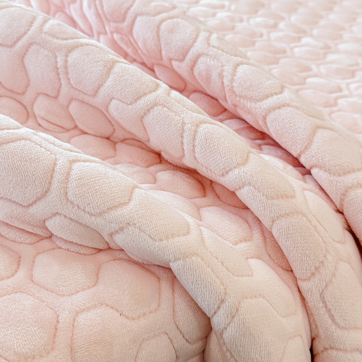 91家纺网 家纺一手货源 找家纺 民新家纺 2025新款牛奶绒夹棉床裙三件套 浪漫时光-浅粉