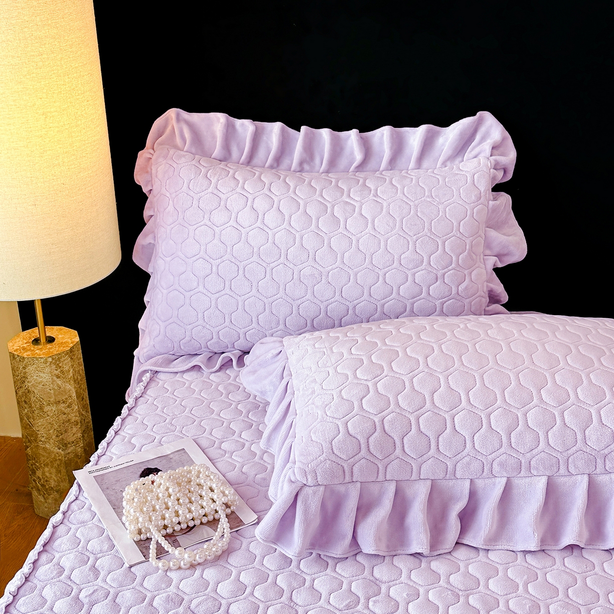 91家纺网 家纺一手货源 找家纺 民新家纺 2025新款牛奶绒夹棉床裙三件套 浪漫时光-浅紫