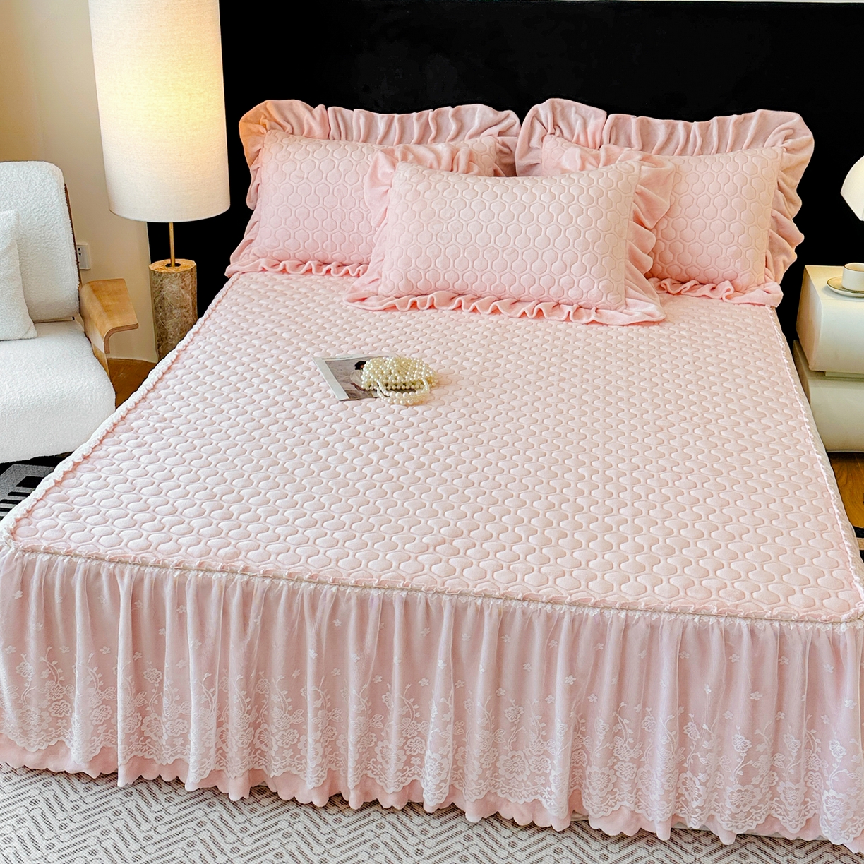 91家纺网 家纺一手货源 找家纺 民新家纺 2025新款牛奶绒夹棉床裙三件套 浪漫时光-浅粉