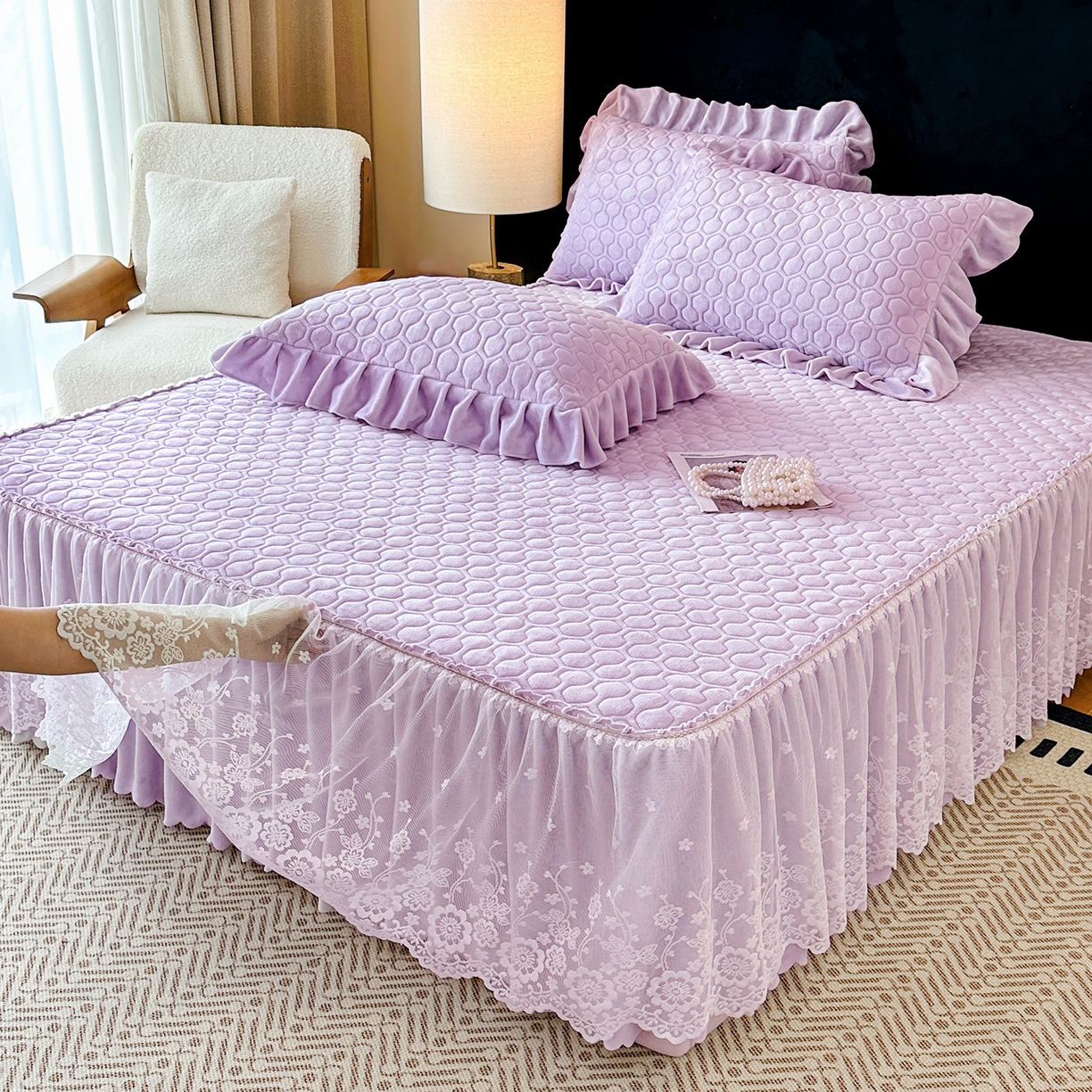 91家纺网 家纺一手货源 找家纺 民新家纺 2025新款牛奶绒夹棉床裙三件套 浪漫时光-浅紫