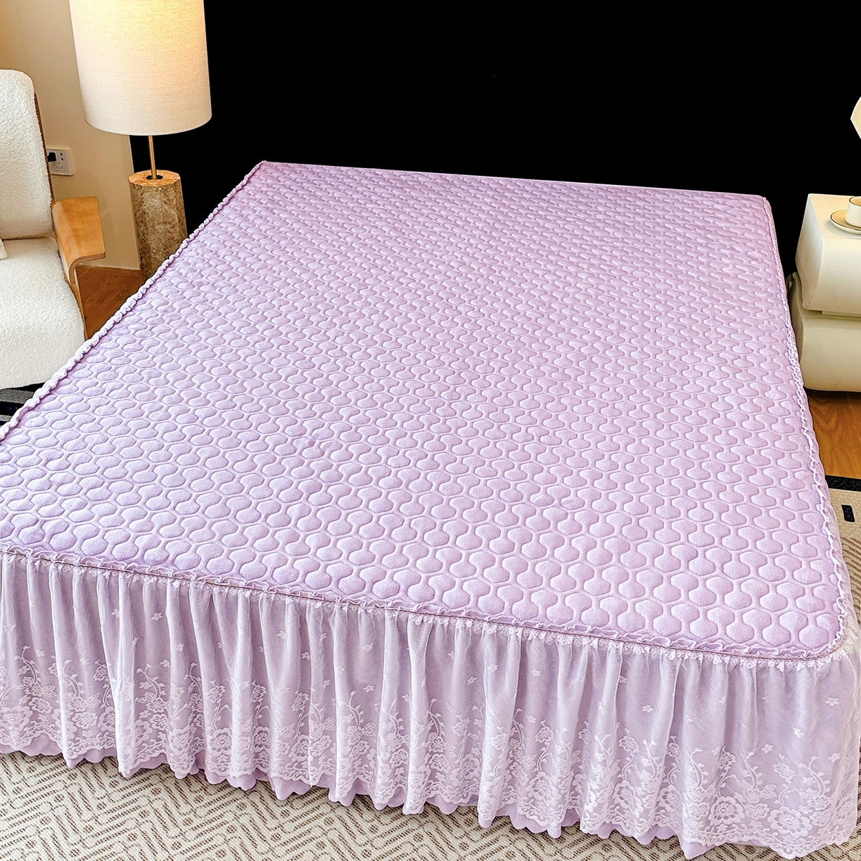 91家纺网 家纺一手货源 找家纺 民新家纺 2025新款牛奶绒夹棉床裙三件套 浪漫时光-浅紫