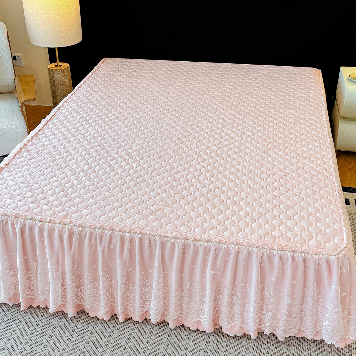 91家纺网 家纺一手货源 找家纺 民新家纺 2025新款牛奶绒夹棉床裙三件套 浪漫时光-浅粉