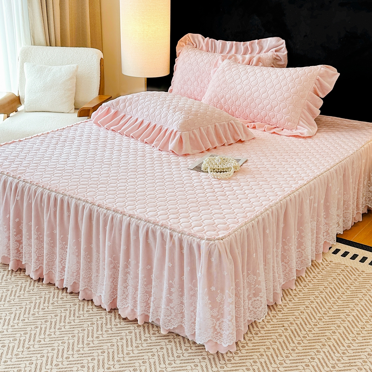 91家纺网 家纺一手货源 找家纺 民新家纺 2025新款牛奶绒夹棉床裙三件套 浪漫时光-浅粉