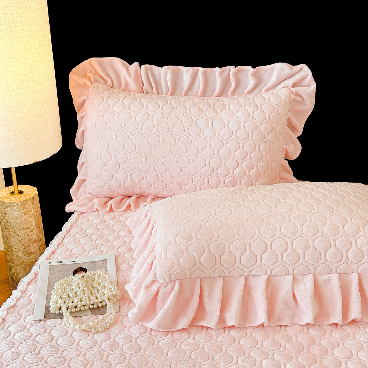 91家纺网 家纺一手货源 找家纺 民新家纺 2025新款牛奶绒夹棉床裙三件套 浪漫时光-浅粉