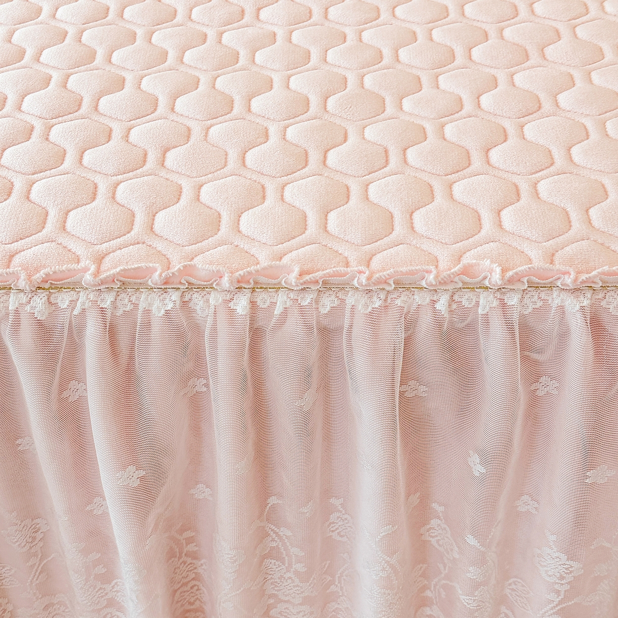 91家纺网 家纺一手货源 找家纺 民新家纺 2025新款牛奶绒夹棉床裙三件套 浪漫时光-浅粉