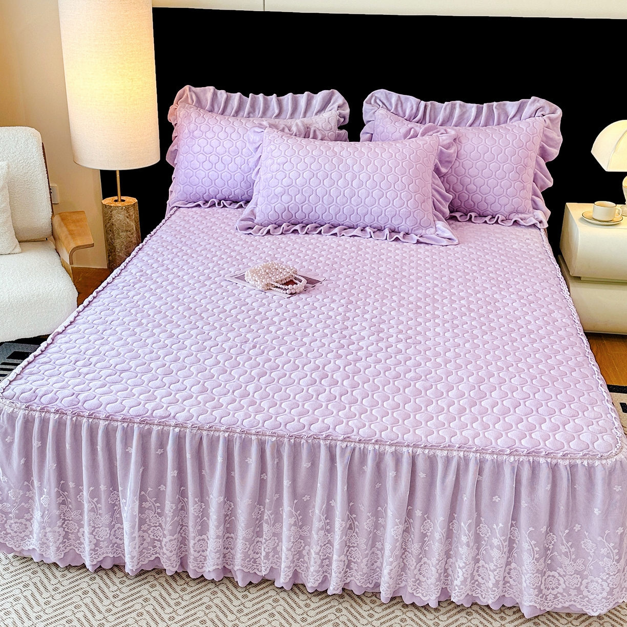 91家纺网 家纺一手货源 找家纺 民新家纺 2025新款牛奶绒夹棉床裙三件套 浪漫时光-浅紫