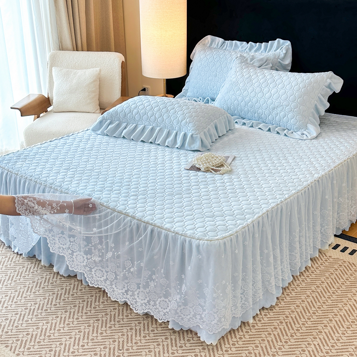 91家纺网 家纺一手货源 找家纺 民新家纺 2025新款牛奶绒夹棉床裙三件套 浪漫时光-浅蓝