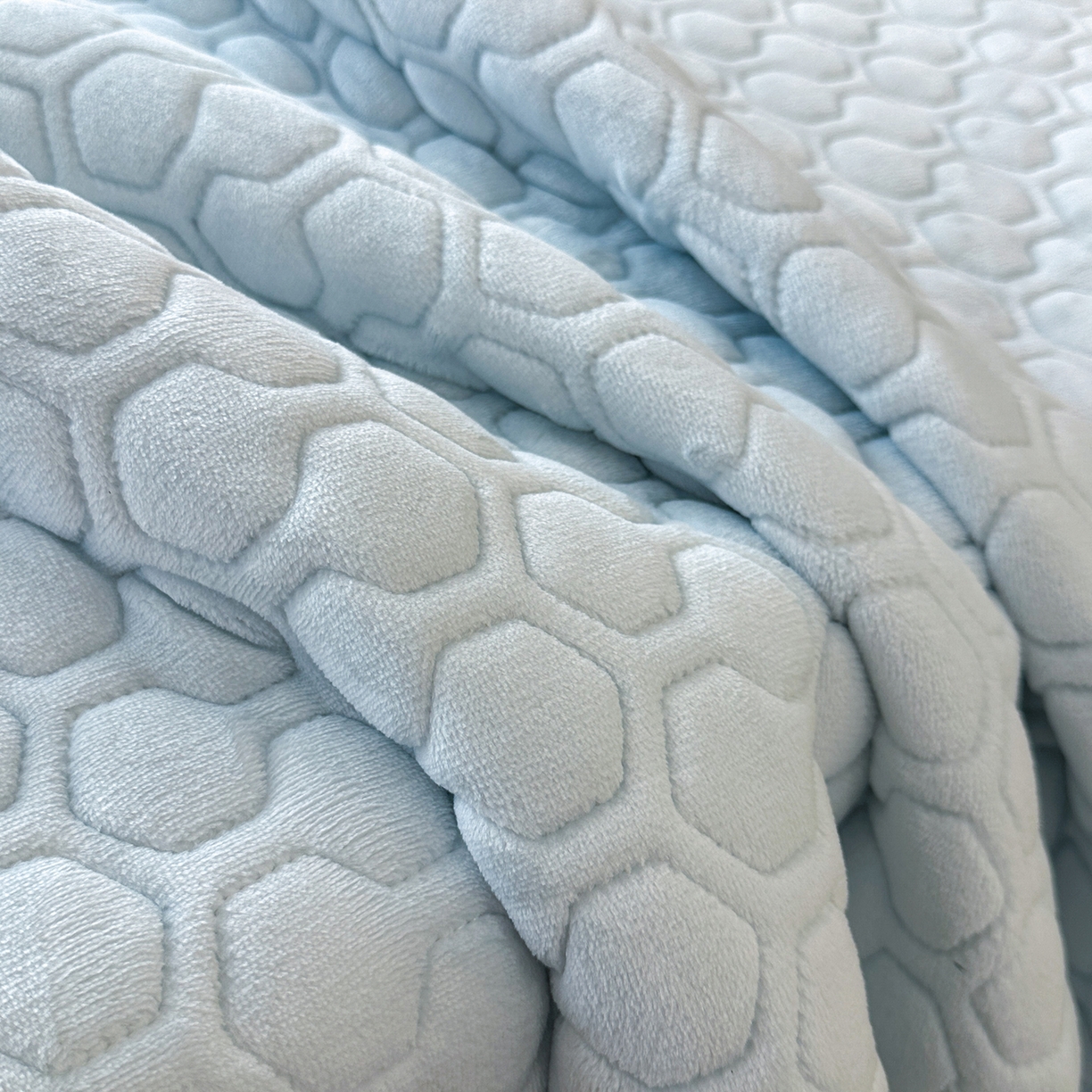 91家纺网 家纺一手货源 找家纺 民新家纺 2025新款牛奶绒夹棉床裙三件套 浪漫时光-浅蓝